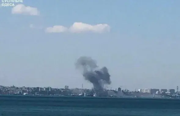 Пожар в одесском торговом порту после российского обстрела / suspilne.media