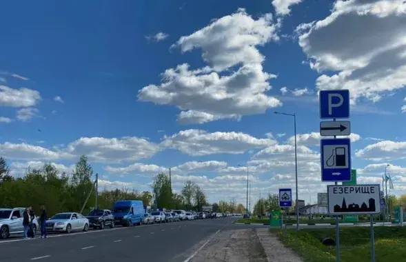 Чарга на выезд з Беларусі ў Расію /&nbsp;fontanka.ru
