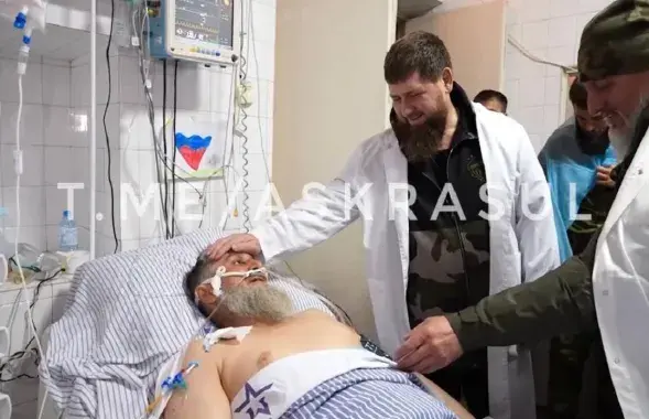 Кадыров возле раненого Геремеева​