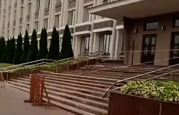 У Гомелі рамантуюць ганак аблвыканкама / svaboda.org
