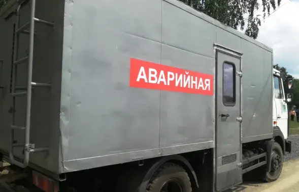 Коммунальщики решают сложную проблему / @pinsk_telegram
