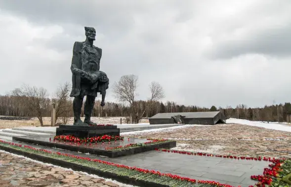Скульптура "Няскораны чалавек" у Хатыні / belchemoil.by​