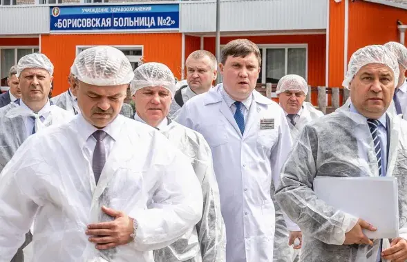 Люди в белых халатах. Роман Головченко крайний справа / edinstvo.by
