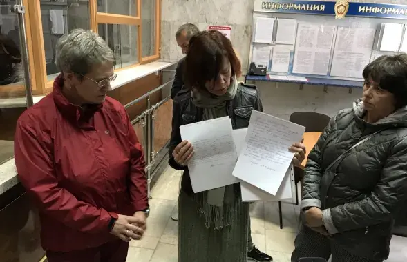 Таццяна Канеўская і Ліяна Шуба ў холе Генеральнай пракуратуры / Еўрарадыё