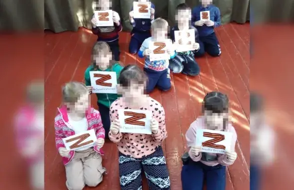 Детей из Красноярского края поставили на колени с буквой "Z" &mdash; знаком, который в цивилизованных странах сейчас воспринимается как символ террора. "Мир начинается с простой человеческой дружбы, взаимного уважения и доброжелательного отношения к другим людям", &mdash; цинично подписали фото авторы / фото клуба деревни Мачино Абанского района