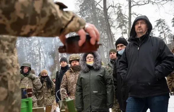 Украинская территориальная оборона во время инструктажа по видам мин&nbsp; /&nbsp;The Washington Post&nbsp;
