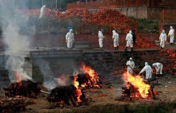 Індыйскія крэматорыі не спраўляюцца з колькасцю памерлых​&nbsp;/ Reuters