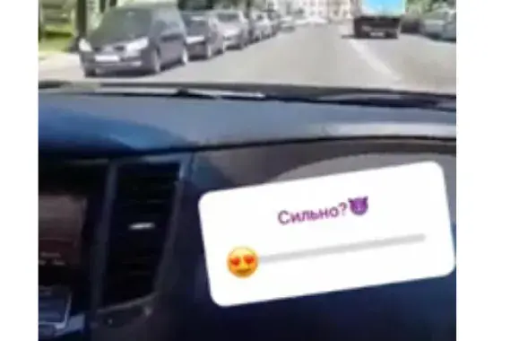 Автомобиль идёт на обгон через двойную сплошную