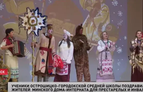 Колядовщик Николай Лукашенко (второй слева) / Скриншот с видео ctv.by​