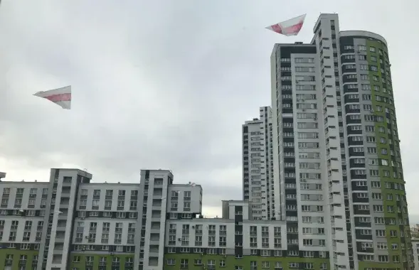 Национальные флаги в жилом комплексе "Каскад" в Минске / Еврорадио