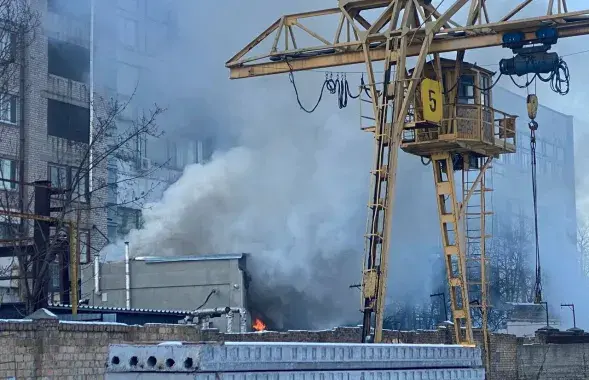 Во время вчерашнего обстрела Киева российская ракета попала в склад бывшего завода, погибли люди /&nbsp;@kievreal1

