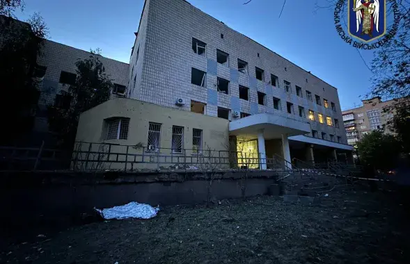 В результате обстрела была повреждена детская поликлиника / @VA_Kyiv

