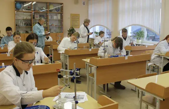 Николай Лукашенко на уроке химии (сидит справа возле окна) / o-gorodok.minsk.edu.by​
