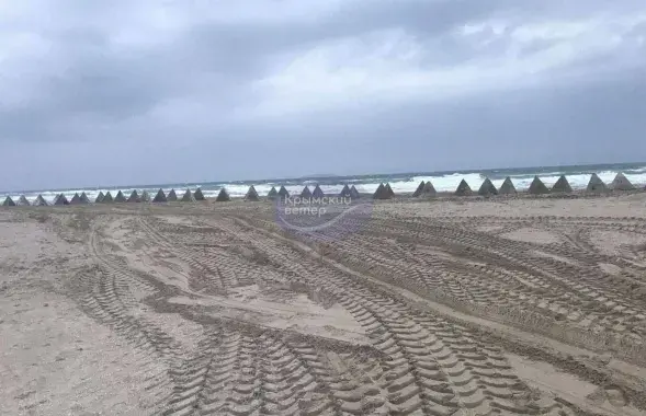 Помимо окопов доль побережья Черного моря установили противотанковые надолбы / @Crimeanwind
