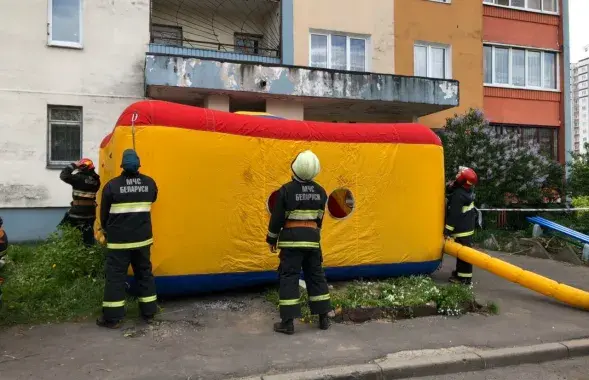 В Минске мужчина хотел прыгнуть с крыши многоэтажного дома / МЧС​