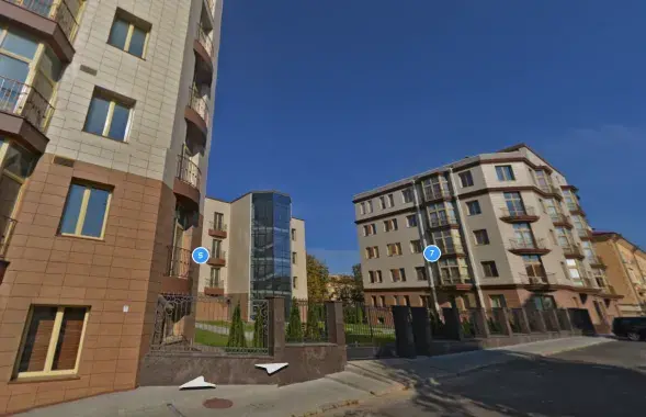 The record-setting house is in the middle. Yandex image.