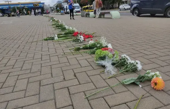 Акцыя з кветкамі ў Мінску каля Камароўскага рынку, жнівень 2020-га / Еўрарадыё, архіўнае фота
