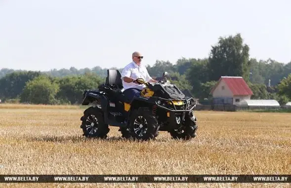 В прошлом году Лукашенко проехал на квадроцикле во время посещения "Александрийского". Фото: БЕЛТА​