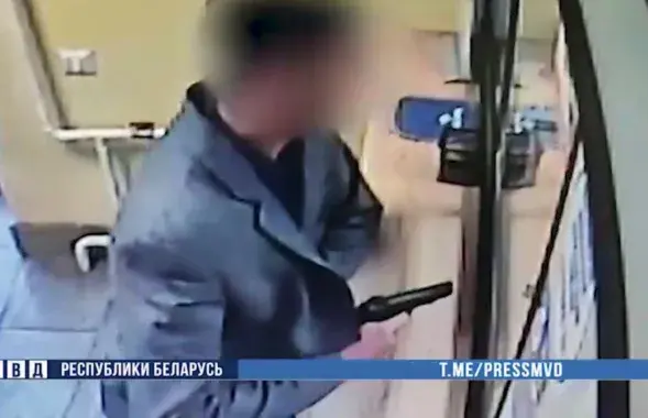 У Баранавічах спрабавалі абрабаваць ламбард / кадр з відэа МУС
