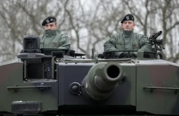 Польскія вайскоўцы на танку Leopard 2 / Фота: tvp.pl
