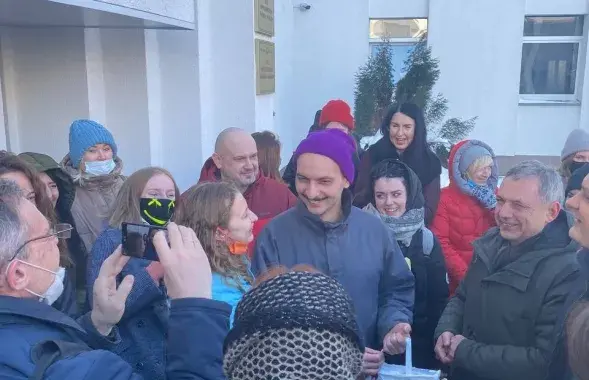 Левона Халатрана сустракаюць ля будынка суда / @viktarbabarykaofficial​