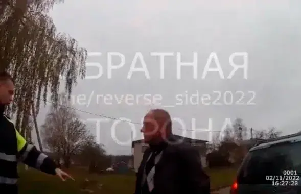 Пьяный водитель с отверткой напал на гаишников / кадр из видео
