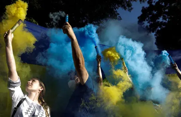 У Лідзе жанчыну аштрафавалі за блакітна-жоўтыя фаеры / LUIS CORTES / Reuters / Forum, ілюстрацыйнае фота
