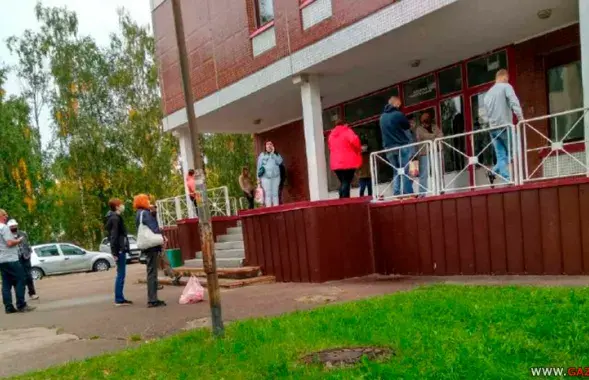 Чарга пацыентаў да доктара перад паліклінікай у Мар'інай Горцы / gazetaby.com​
