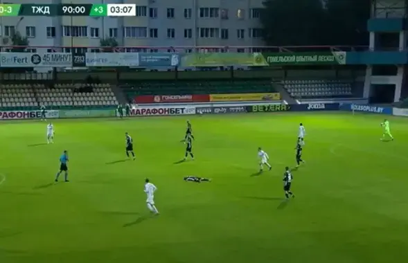 Дмитрий Лисакович потерял сознание на поле / скриншот, by.tribuna.com
