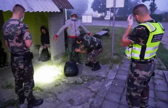 Літоўскія памежнікі вяртаюць мігрантаў у Беларусь / Reuters