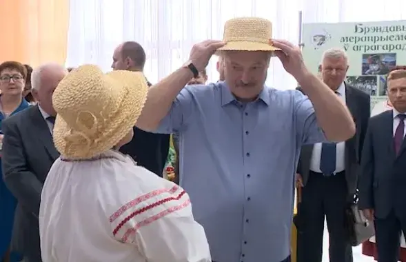 Александр Лукашенко получил подарок в Ивье / Скриншот из&nbsp;видео БЕЛТА