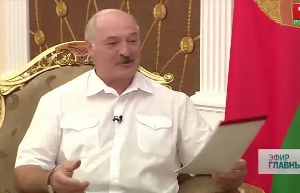 Во время интервью руководитель государства заглядывал в свои записи: "Идиоты в России". Скриншот с видео "Беларусь 1".