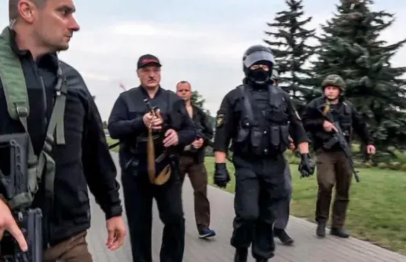 Аляксандр Лукашэнка з аўтаматам каля Палаца Незалежнасці ў жніўні 2020 года / скрыншот відэа​​