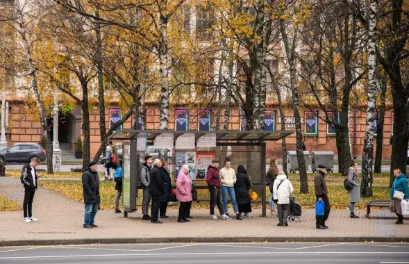 Люди на площади Якуба Колоса в Минске / Еврорадио