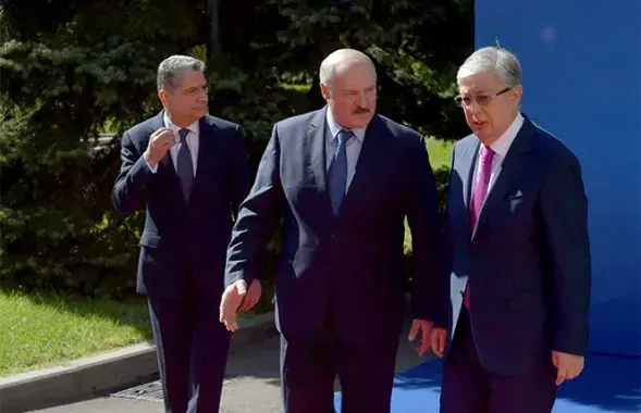 Лукашенко (в центре) с другими участниками саммита в Ереване / president.gov.by​