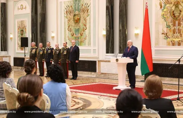 Лукашенко рассказывает об атаке на Мачулищи / president.gov.by
