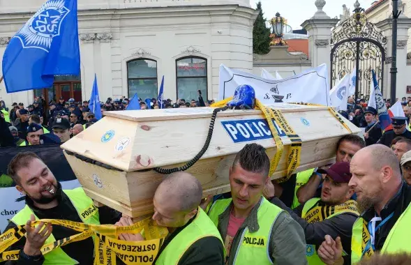 Труна з надпісам "Паліцыя" на акцыі пратэсту ў Польшчы.