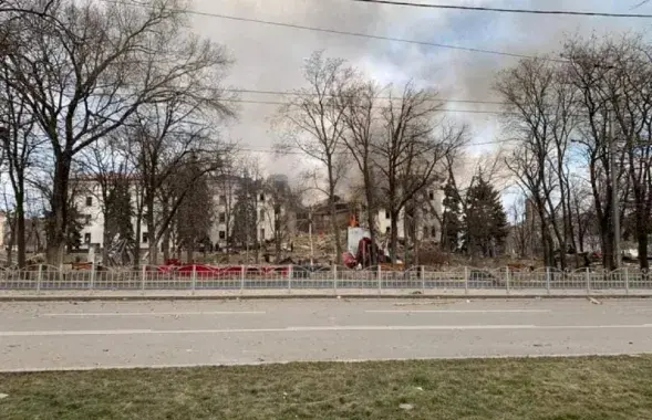 Из-под завалов драмтеатра в Мариуполе спасли 130 человек​ / Reuters