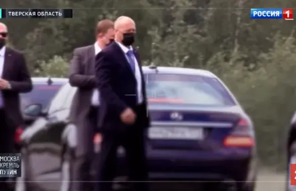 Охранники (?) Лукашенко в защитных масках / Скриншот с видео "Россия 24"