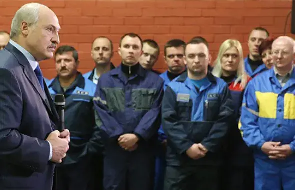 Лукашэнка загадаў перасадзіць беларускіх чыноўнікаў на "Джылі"