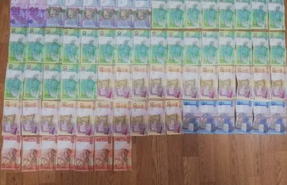 "Добыча" гомельской милиции от задержанного валютчика / t.me/uvdgomel
