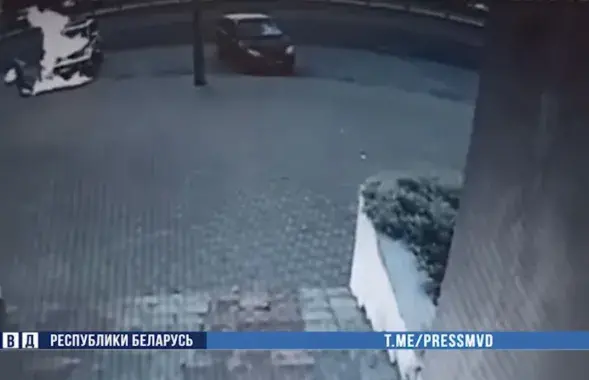 У Гродне жанчына падпаліла міліцэйскую машыну / кадр з відэа МУС
