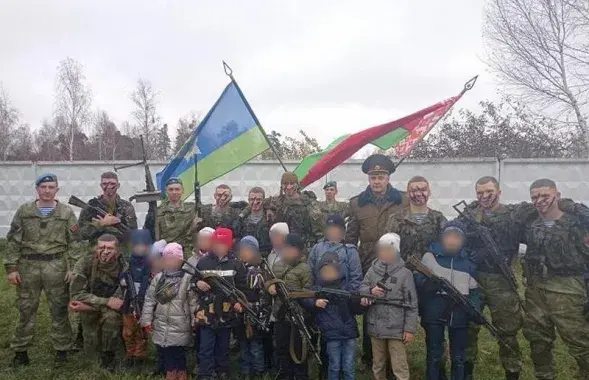 Дети с оружием в Микашевичах / lnc.by
