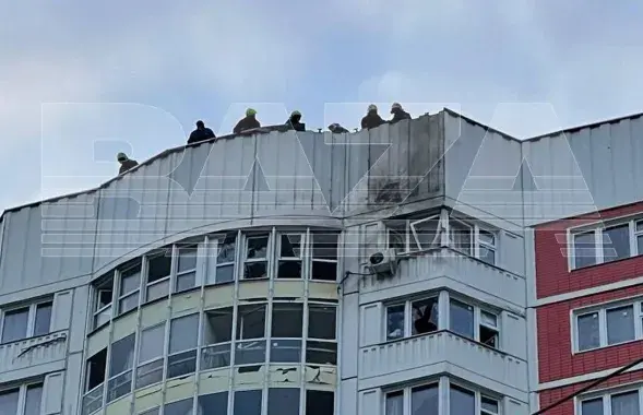 Адзін з беспілотнікаў заляцеў у кватэру шматпавярхоўкі / @bazabazon
