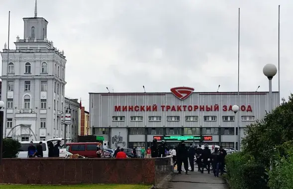 ОМОН у проходной МТЗ, 19 августа 2020-го​ / Еврорадио