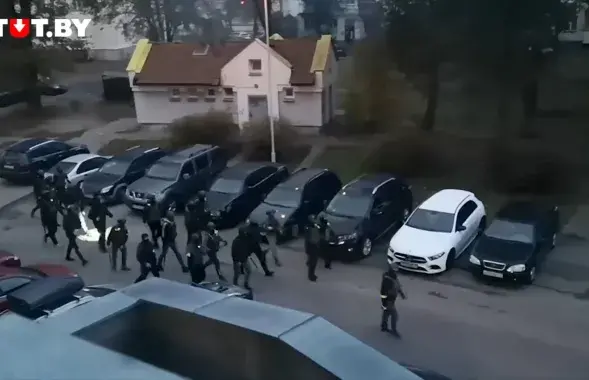 Сілавікі ў дварах на вуліцы Арлоўскай / скрыншот відэа TUT.BY