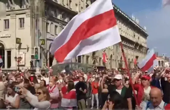Скриншот из клипа "Молчание ягнят" группы "Ногу Свело!"