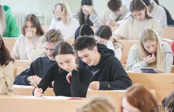 Чтобы поступить в вуз, нужно успешно сдать два ЦЭ и одно ЦТ / иллюстративное фото sb.by
