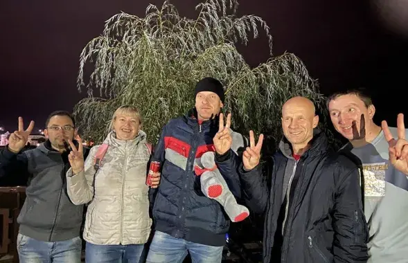 Аляксандр Нагела, Вольга Будай, Аляксандр Будай, Васіль Кашкель, Руслан Валюк &mdash; пасля вызвалення / "Instagram"