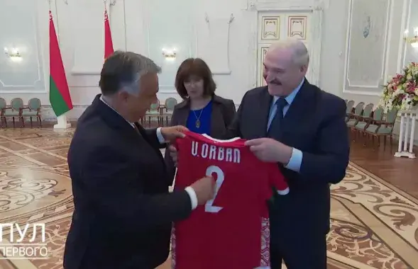 Лукашенко дарит Орбану майку с номером 2 / кадр из видео​